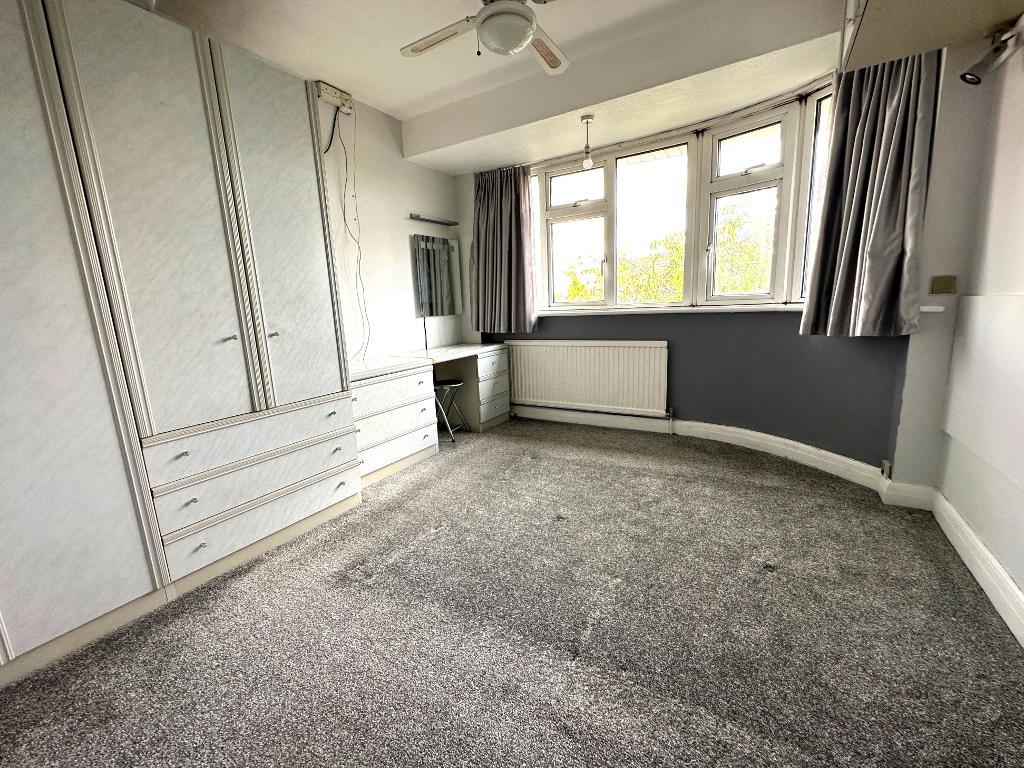 3 Bedroom Terraced For Sale in Somerset Avenue, Round Green, Luton