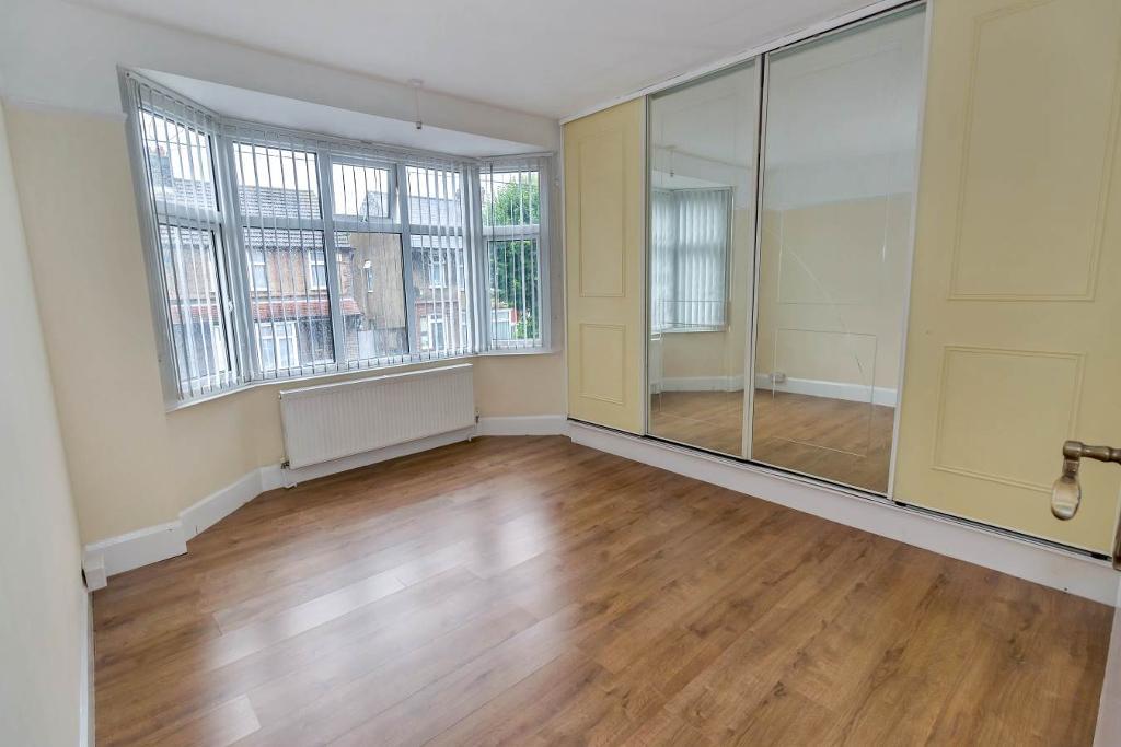 3 Bedroom Terraced For Sale in St Catherines Avenue, Saints Area, Luton